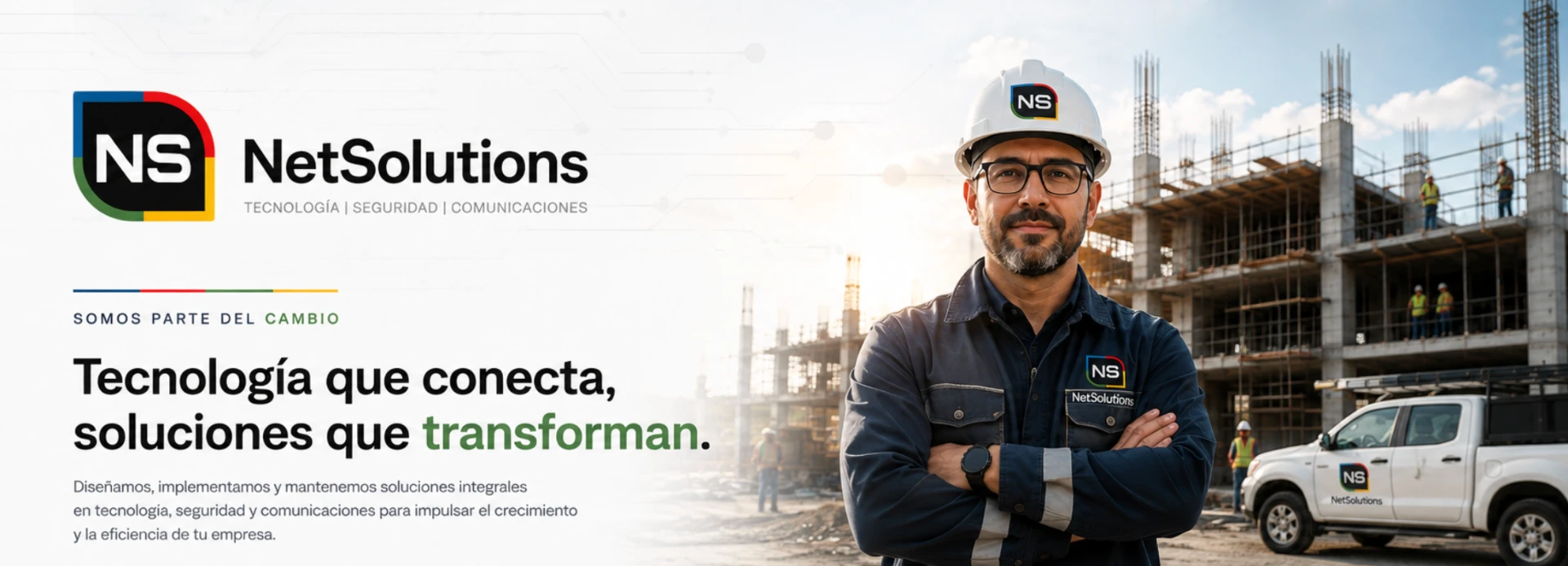 NetSolutions - Tecnología que conecta, soluciones que transforman. Ingeniero en obra con casco NS.